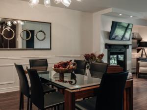 Μια τηλεόραση ή/και κέντρο ψυχαγωγίας στο 2 bedroom suite with views of Sommets St-Sauveur
