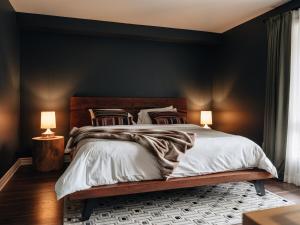 Ένα ή περισσότερα κρεβάτια σε δωμάτιο στο 2 bedroom suite with views of Sommets St-Sauveur