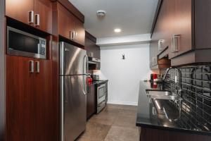 Η κουζίνα ή μικρή κουζίνα στο 2 bedroom suite with views of Sommets St-Sauveur