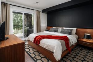 Ένα ή περισσότερα κρεβάτια σε δωμάτιο στο 2 bedroom suite with views of Sommets St-Sauveur
