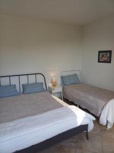 Postel nebo postele na pokoji v ubytování Cascina Legnago bilocale a 6 chilometri da Salò