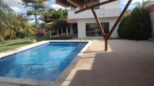 una piscina frente a una casa en Casa Chácara com Piscina, en Petrolina