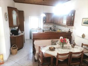 A kitchen or kitchenette at Villa Elvira