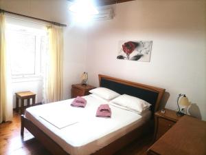 A bed or beds in a room at Villa Elvira