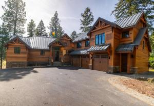 a large wooden house with a driveway at Serenity on 13 Suncadia-luxury 4bd ensuite spa retreat with Sauna, Steam Shower, Jacuzzi, Hot tub, Fire Pit & on-site EV chg in Cle Elum