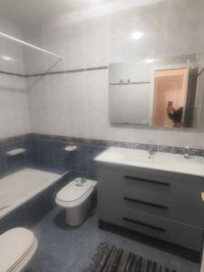Kúpeľňa v ubytovaní Pueblo Mascarat, 50 m al mar, 3 piscinas