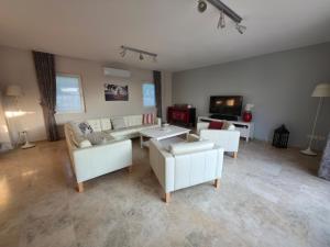 SoğucakにあるVilla Melli-Ilayのリビングルーム(白いソファ、テレビ付)