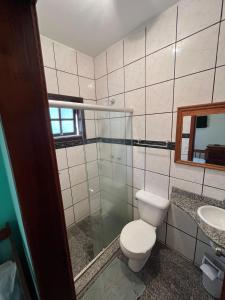 a bathroom with a toilet and a sink at Pousada da Tia Penha in Engenho Novo