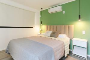 a bedroom with a large bed and a green wall at REFUGIO URBANO RINCON Casa Premium in Colastiné +32 photos