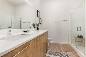 Ένα μπάνιο στο Orlando 2BR Retreat 3 Beds Near Disney&Universal +8 φωτογραφίες