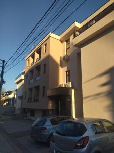 two cars parked in front of a building at Apartmant Novaković in Vrnjačka Banja