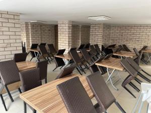 A seating area at Rosella Hotel