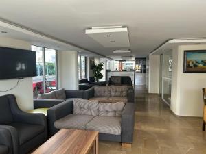A seating area at Rosella Hotel