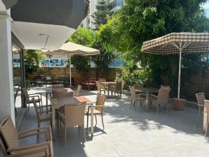 A restaurant or other place to eat at Rosella Hotel