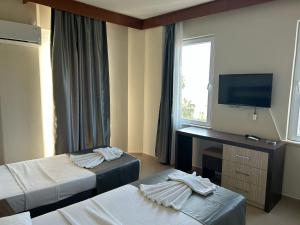 A bed or beds in a room at Rosella Hotel Még 15 kép