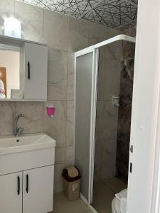 A bathroom at Rosella Hotel