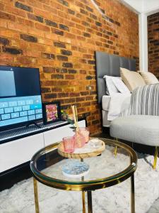 a living room with a laptop and a coffee table at Luu's luxurious in Johannesburg +10 photos