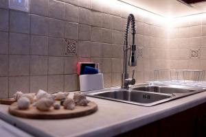 ピレウスにあるTheJellyfishDream Sea-view Balcony Piraeus Escapeのカッティングボードとシンク付きのキッチンカウンター +28枚の写真