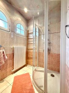 a bathroom with a shower with a glass door at Ty Rorabeach - Vue port, familiale et proche des plages in Plougastel-Daoulas