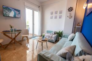 ピレウスにあるTheJellyfishDream Sea-view Balcony Piraeus Escapeの青いソファとテーブルのあるリビングルーム