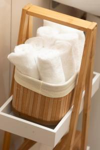 ピレウスにあるTheJellyfishDream Sea-view Balcony Piraeus Escapeの棚の上のトイレットペーパーの入ったバスケット
