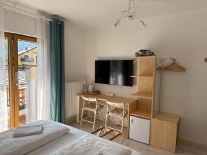 TV a/nebo společenská místnost v ubytování Seehotel am Hallstättersee