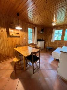 - une salle à manger avec une table en bois dans une cabine dans l'établissement Appartement avec jardin au coeur de la nature, à Zinal 7 autres photos