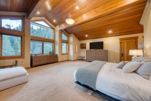 una camera da letto con un letto grande e una televisione di Cedars at Palisades by AvantStay Hot Tub Resort Access and Mountain Views a Olympic Valley