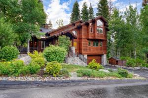 una grande casa di legno nel bosco di Cedars at Palisades by AvantStay Hot Tub Resort Access and Mountain Views a Olympic Valley