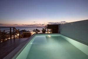 アテネにあるCasa Volare, Penthouse Retreat - Athenian Rivieraの家の屋上にあるプール +69枚の写真
