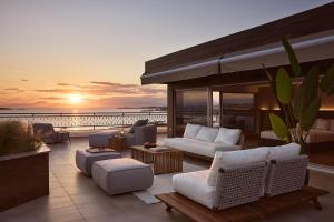 アテネにあるCasa Volare, Penthouse Retreat - Athenian Rivieraの- パティオ(ソファ、椅子付)