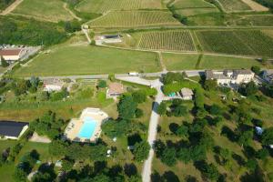 Bazén v ubytování Camping Onlycamp Les Tuillères nebo v jeho okolí