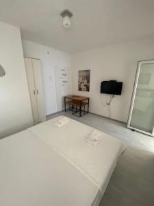 una stanza bianca con un letto e un tavolo di Apartment Tijana a Bar