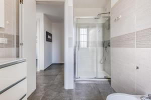 Koupelna v ubytování three-room apartment with terrace Free Wifi