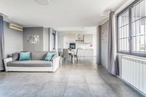 Posezení v ubytování three-room apartment with terrace Free Wifi