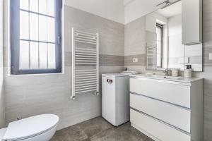 Koupelna v ubytování three-room apartment with terrace Free Wifi