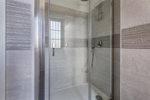 Koupelna v ubytování three-room apartment with terrace Free Wifi + 21 fotografií