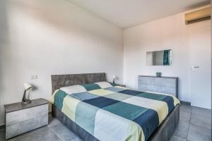 Postel nebo postele na pokoji v ubytování three-room apartment with terrace Free Wifi