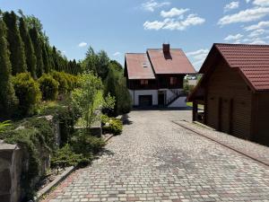 un vialetto che conduce a una casa e a un edificio di Villa Maxim a Skhidnytsia