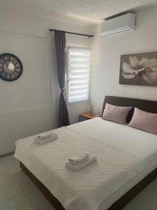 una camera da letto con un letto con due asciugamani sopra di Apartment Tijana a Bar Altre 34 foto