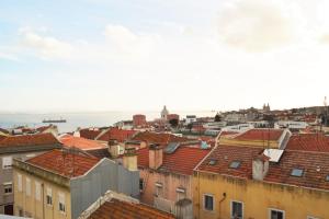 リスボンにあるBarbadinhos Apartmentの街の建物屋根の眺め