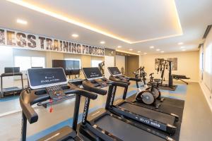a gym with several treadmills and a row of treadms at Sou Ecoville in Curitiba +12 photos