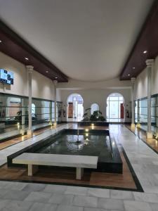 un grand hall avec une fontaine au milieu d'un bâtiment dans l'établissement Appartement sur la corniche 2 chambres, à Tanger