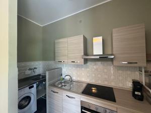 A kitchen or kitchenette at HS Easy holiday home