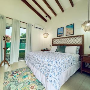 ein Schlafzimmer mit einem Bett und einem großen Fenster in der Unterkunft Bungalow en La Playa- Amatecampo Villas in La Esmeralda
