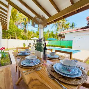 einen Holztisch mit Tellern und einer Flasche Wein in der Unterkunft Bungalow en La Playa- Amatecampo Villas in La Esmeralda + 129 Fotos