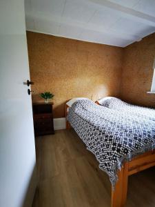 een slaapkamer met een bed met een zwart-wit dekbed bij Lipowa 6 Łagów Lubuski in Łagów