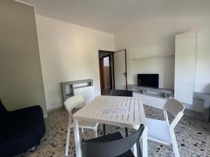 A television and/or entertainment centre at HS Easy holiday home