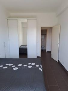 Una habitación con una cama y una habitación con puertas correderas. en Chic and Calm Flat in Heart of Casa, en Casablanca