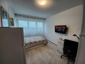 Un dormitorio con una cama y un televisor. en Chic and Calm Flat in Heart of Casa, en Casablanca